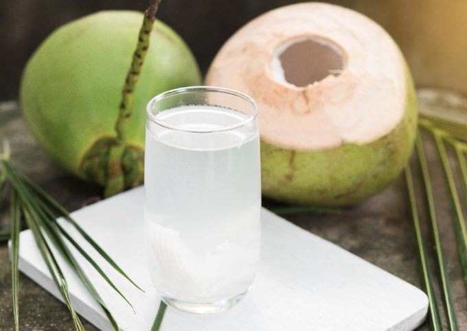 sinh-mo-uong-nuoc-dua-duoc-khong