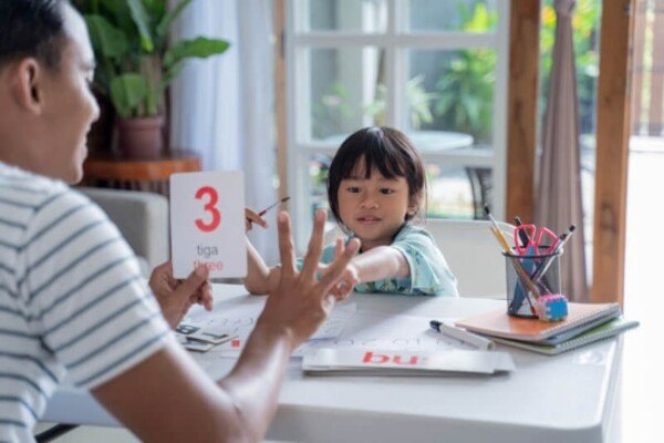 Cha mẹ nên tạo môi trường thoải mái khi dạy