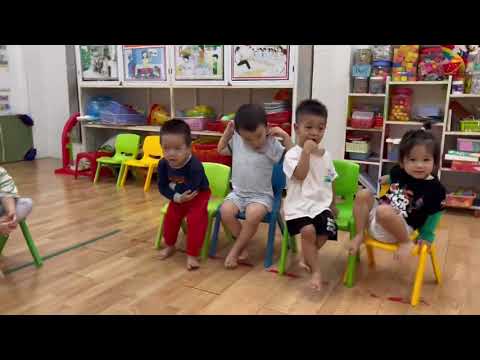 Những bạn nhỏ lớp nhà trẻ trong giờ điểm danh thật dễ thương ❤️❤️❤️