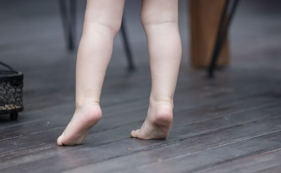 tre-cham-noi-hay-di-nhon-chan-1