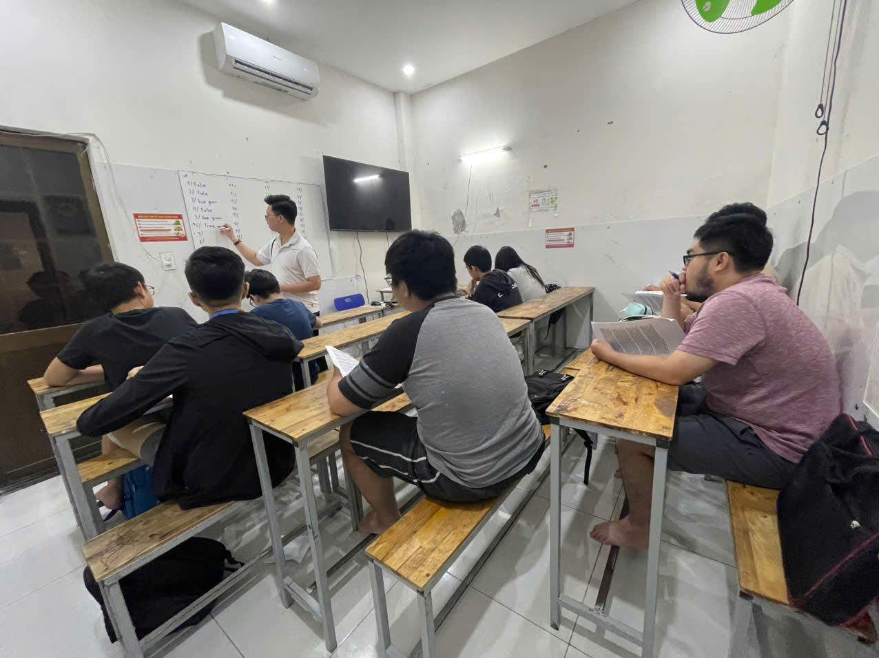 Lớp Tiếng Anh Mrs. Hà IELTS English - Hòa Cường