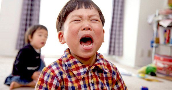 trẻ nghịch ngợm