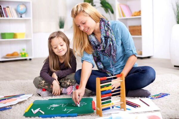 Ba mẹ nên dành nhiều thời gian quan tâm, chơi và học cùng con