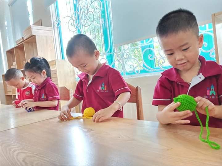Các bé vui chơi cùng các bạn