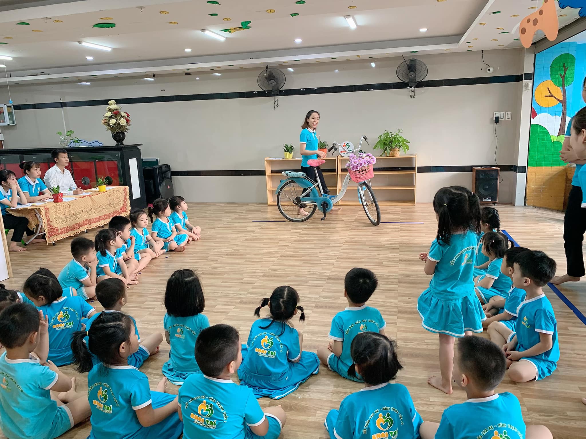 Các bé tham gia hoạt động học tập trên lớp