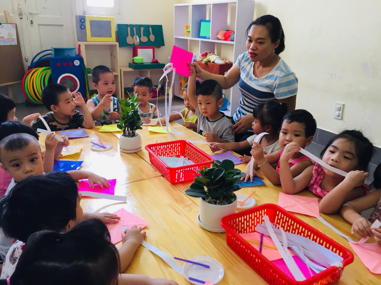 Các bé tham gia hoạt động học tập cùng cô giáo