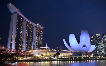 What is the minimum number of days one should plan to visit Singapore?