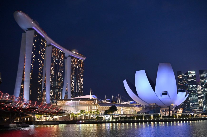 What is the minimum number of days one should plan to visit Singapore?