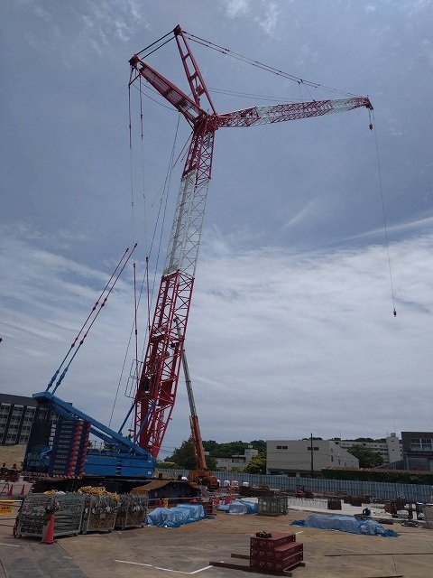 LIEBHERR 350 Ton Crawler-cranes image 2