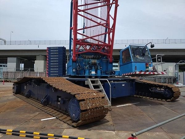 LIEBHERR 350 Ton Crawler-cranes image 3