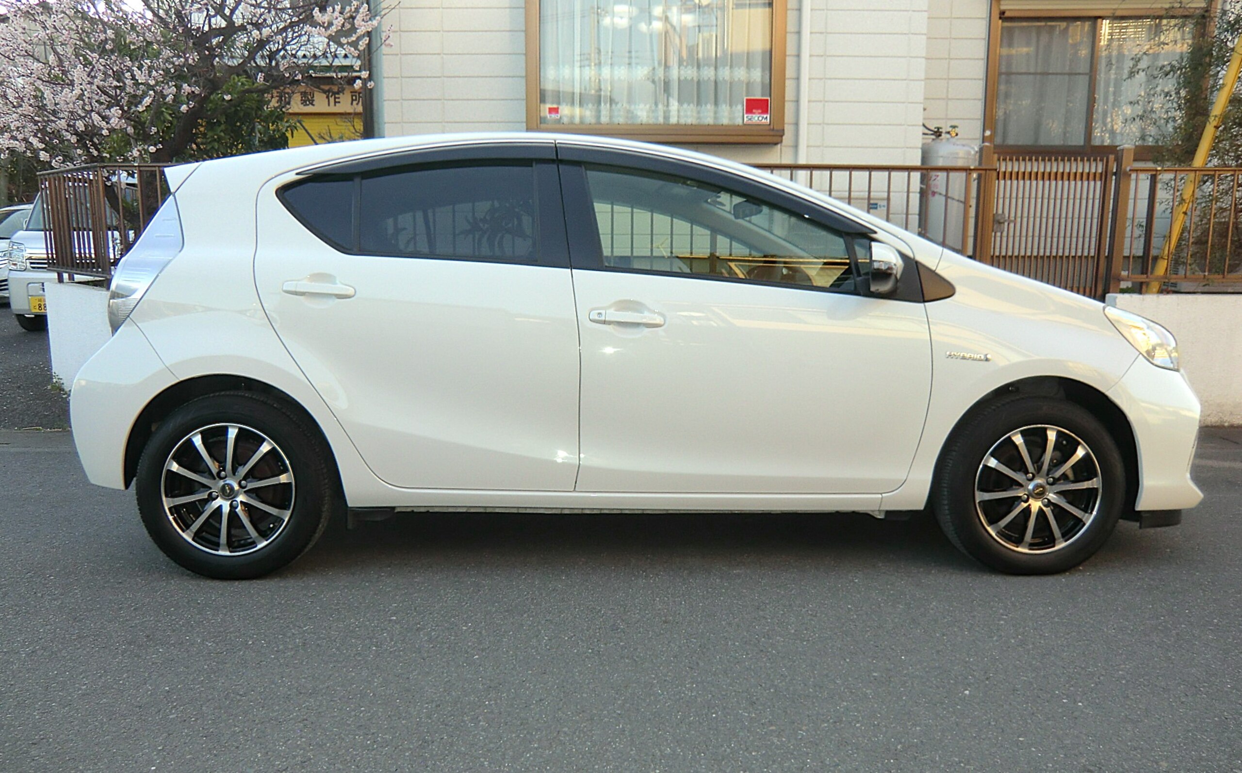 Toyota Aqua 1.5 S Navigation, TV, ETC, B Camera (Lime White Pearl Crystal Shine)