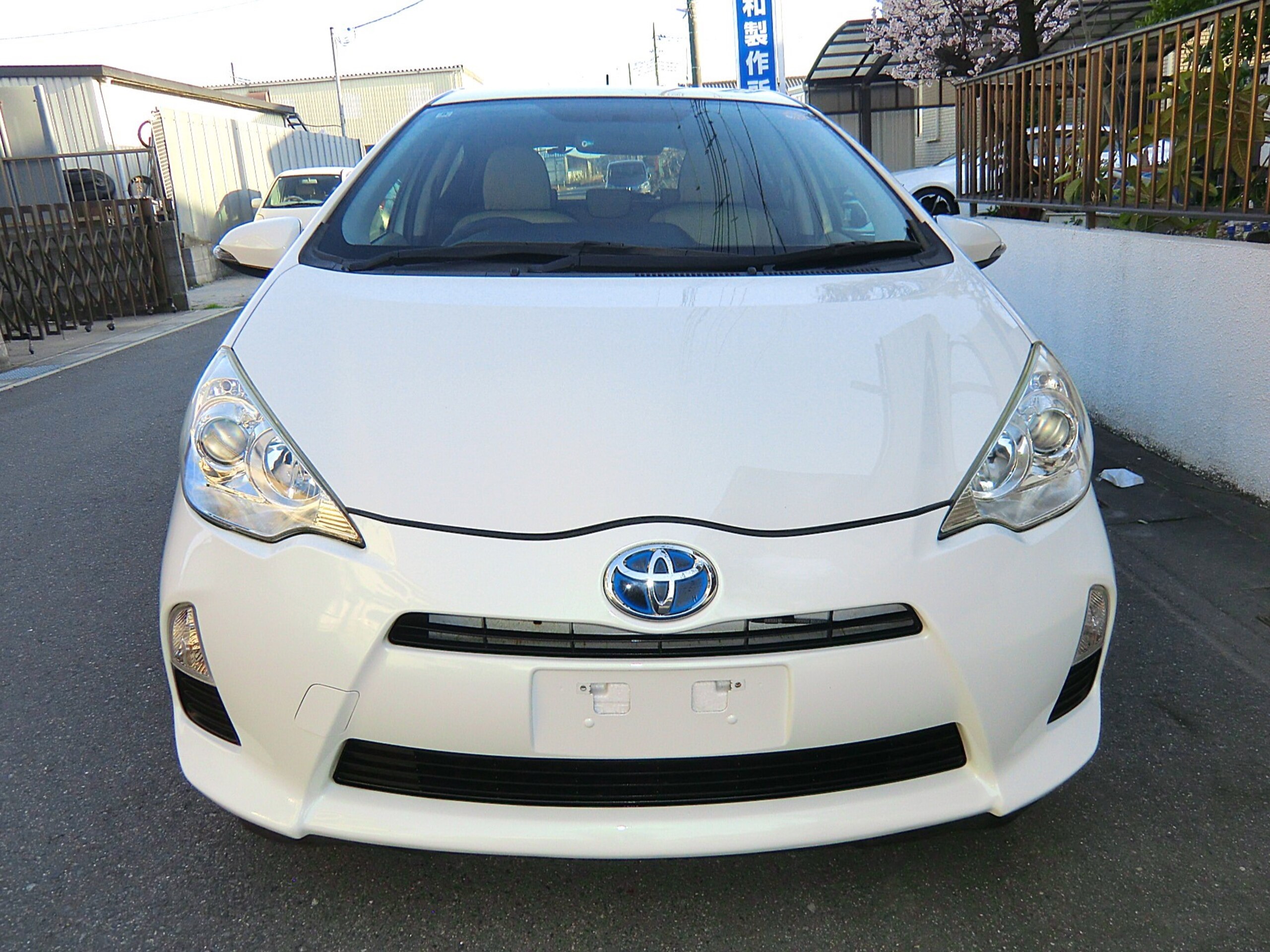Toyota Aqua 1.5 S Navigation, TV, ETC, B Camera (Lime White Pearl Crystal Shine) image 2
