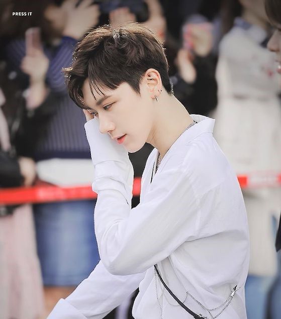 (นายเอก) จันทร์ วิศวะปี1 รุ่นน้องวิศวะผู้สดใส ความสูงเท่าหลักกิโลคุยโวเหมือน 180 ( ten วง nct )