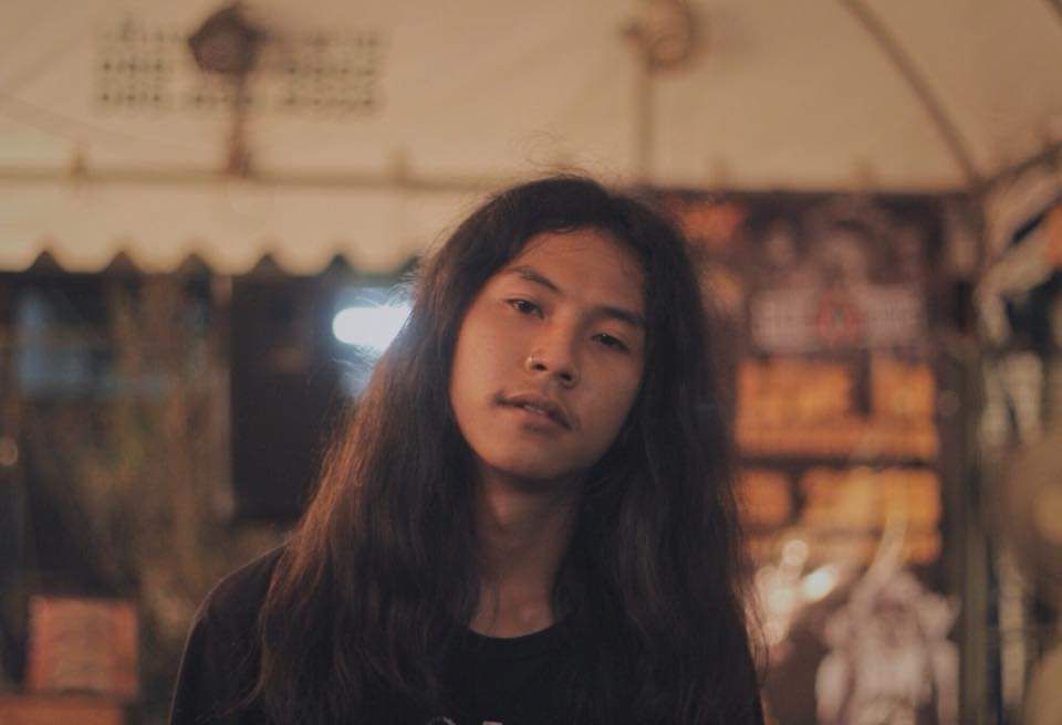 ศตราวุทธคุณ  จโรงพันณเดช หรือบิ๊ก  เสียงหล่อทุ้ม เซอร์ ๆ มาดโจร เป็นผู้ชาวที่ไว้ผมยาว ยังไม่ค่อยเข้าใจในความรักสักเท่าไหร่ จึงมีนอกรอบนอกเกณฑ์กันบ้าง  Credit: BIGGY OHANA