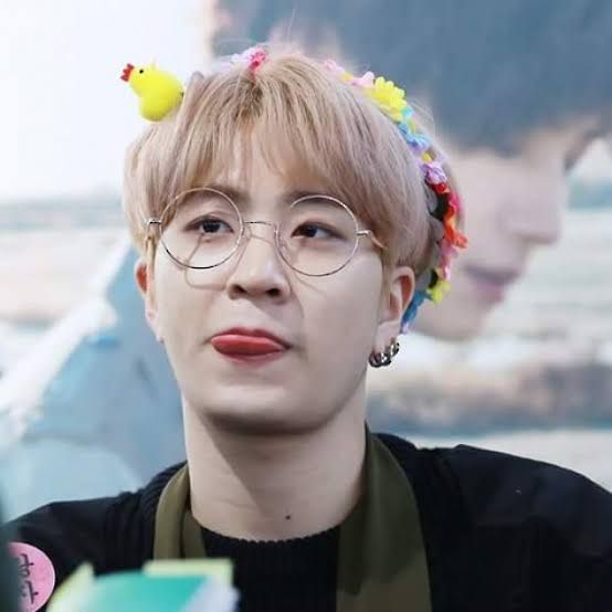 เรา แจน เป็นน้อยชายข้างบ้านพี่บอมครับเราค่อยข้างจะสนิทกันเลยนะครับ