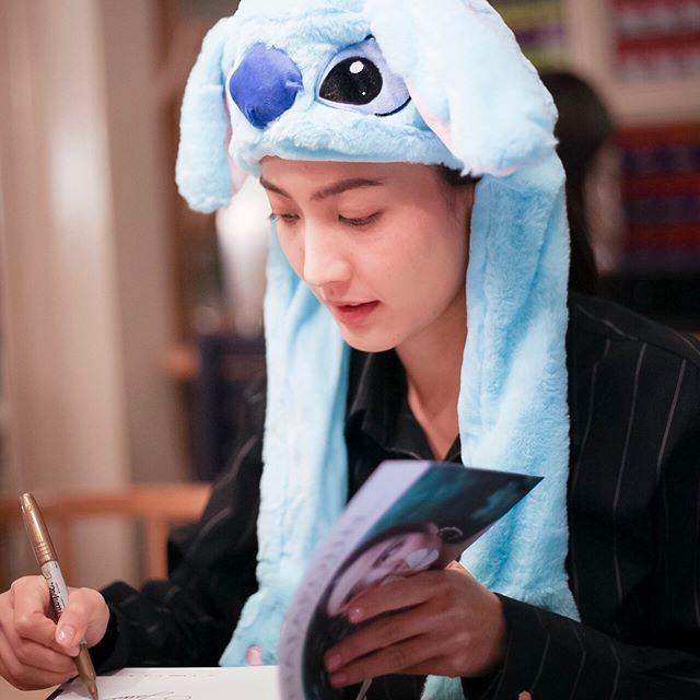 ฉัน 'พลอยไพลิน' เป็นนักศึกษาชั้นปีที่ 2 ที่เรียนเก่งระดับ Top 10 ของมหาวิทยาลัย แต่แล้วก็มีเหตุที่ทำให้ฉันต้องมีผลการเรียนที่ต่ำเตี้ยเรี่ยดินจนถึงขั้นกับติด F วิชาคำนวณที่เป็นตัวต่อของวิชาอื่น ๆ และนั่นทำให้ฉันต้องมาลงเรียนวิชานี้ใหม่กับน้องปี 1 แต่คุณรู้ไหม การเรียนซ้ำของฉันในครั้งนี้ก็ไม่ได้แย่นักหรอก เพราะฉันเจออาจารย์ผู้สอนคนใหม่ที่สวยเจิดจ้าจนแสบตาหาทางกลับบ้านไม่ถูก...เธอช่างเป็นแรงบันดาลใจในการไปเรียนอีกรอบจริง ๆ