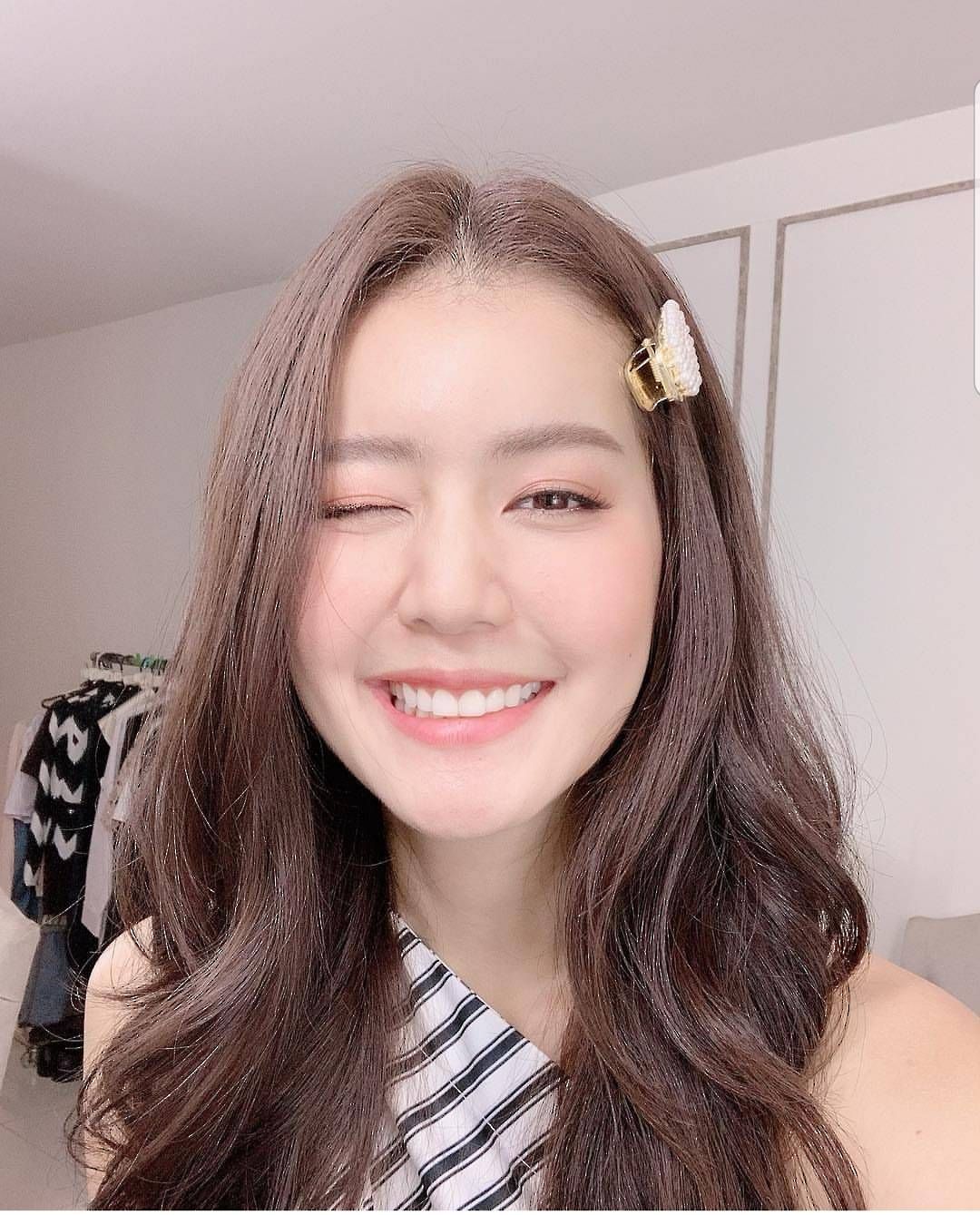 พลอยใจ (ณัฐริกา บุญวัฒวิเวศ) อายุ 22 ปี                                                                                                                                                                                                            "คนอะไรจะนิ่งขนาดนี้ พูดก็ไม่พูดจ้องหน้าชั้นอยู่ได้"