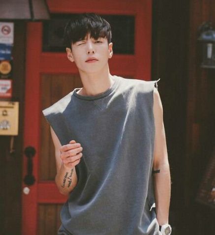 แทนไท หนุ่มรูปหล่อ  พ่อรวย อายุ 21 ปี  ขวัญใจสาวๆทั้งมหาลัย ด้วยนิสัยที่ใจดี  ไม่หยิ่ง แต่ใครจะรู้ว่านั่นก็แค่...ภาพลวงตา  "พี่ชอบน้องนะ"