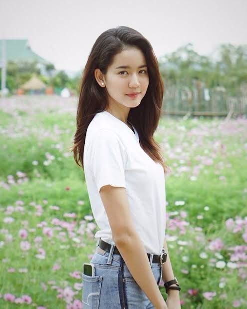 เพียงแพร หญิงสาวโก๊ะๆวัย23ปีที่พึ่งเรียนจบมาหมาดๆดีกรีการเรียนขั้นเทพแต่ด้านความรักนั้นยังไม่เคยได้สัมผัส