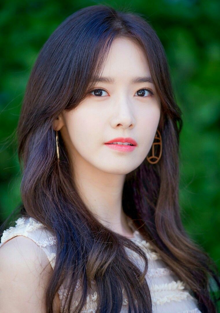 พลอยยาดา เด็กสาววัย 18 ปี กำพร้าพ่อแม่แต่เด็ก ต้องตกระกำลำบาก ทำงานหนักเพื่อหาเลี้ยงป้าแท้ๆ แต่กลับถูกขายเพราะความจน
