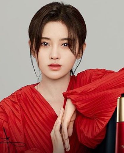 นิรชา ศตนันท์ เลขาฯสาวที่ได้รับมอบหมายให้มาช่วยดูแลเจ้านายหนุ่ม