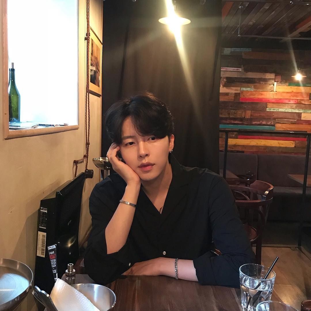 ผมชื่อ  เอเด็น  เสนีย์​วงศ์​สว่าง​