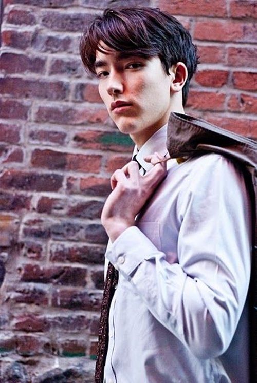 คีรี โอกามิ เจ้าพ่อสื่อ AV อายุ 32 ปี อุปนิสัย เย็นชาไม่สนใจใครเเต่ลึกๆเเล้วจิตใจดี