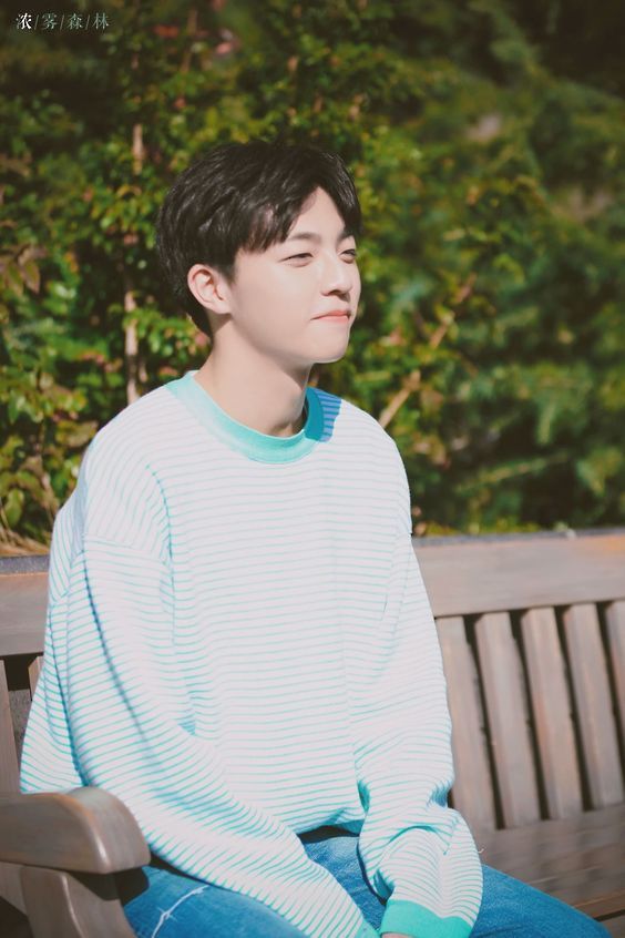 จิน ชื่อจริงว่า จิณณ์ หนุ่มรุ่นน้องที่กลัวผีมาก แต่ดันมองเห็นผี