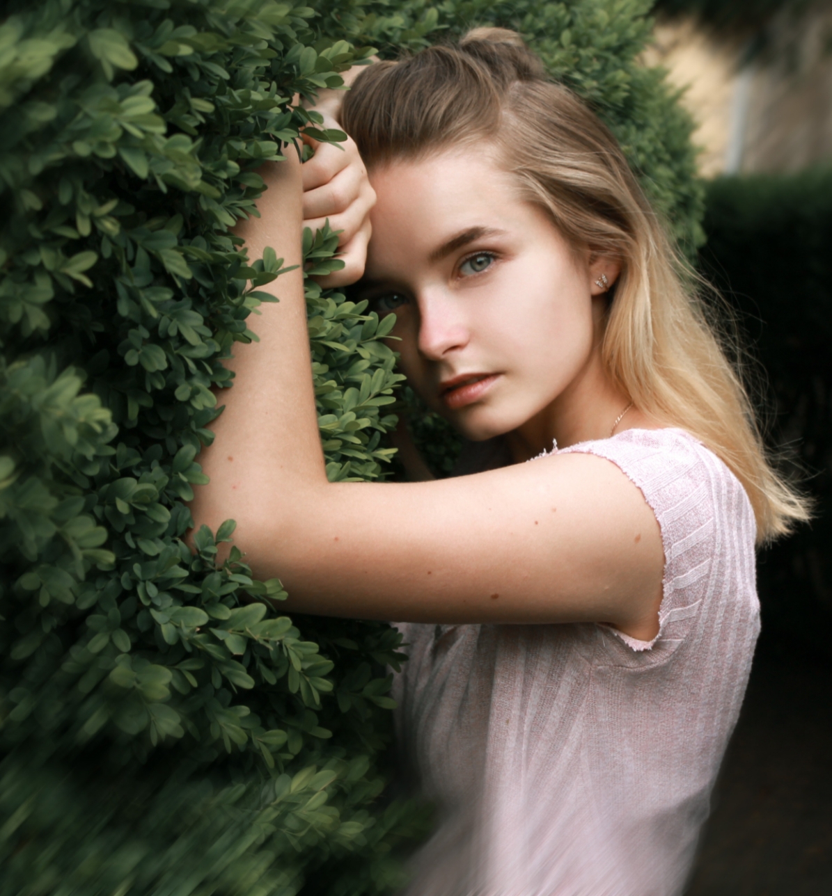 แองเจลล่า น้องสาวที่แสนจะน่ารักของสเตฟราน เธอไม่ชอบพบปะผู้คน ต้องใช้รถเข็นแทนการเดิน