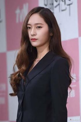 ธิติรัตน์ เคยรู้สึกว่าตัวเองช้าไหม หมายถึงช้าไปในทุกๆ เรื่อง ตื่นสาย ขึ้นรถไม่ทัน หรือมีคนหยิบเสื้อตัวที่เราเล็งเอาไว้ไปก่อน อะไรทำนองนั้น แต่ฉันน่ะช้ามาแต่เกิดเลยเชื่อไหม ฉันเกิดหลังพี่ชายฝาแฝดฉัน 1 นาที ตอนเรียนฉันก็เริ่มเรียนช้า เพราะว่าฉันตัวเล็กไม่ค่อยจะแข็งแรง พอมีความรักครั้งแรก ฉันก็คิดว่าฉันเจอคนที่ฉันรักก่อนใครแล้วนะ แต่กลับกลายมาแป็นว่า ฉันก็ยังช้ากว่าคนคนนั้นอยู่ดี และพอตอนนี้ฉันกำลังจะมีรักอีกครั้ง แต่ทำไม… ฉันมาช้ากว่าคนอื่น อีกแล้ว…