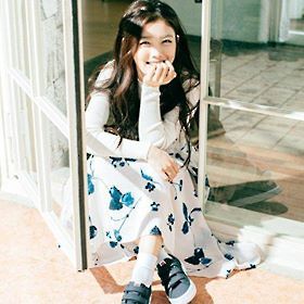 โยกฤตา ทำไมทุกอย่างจะต้องรวดเร็วไปหมด ไปเรียนก็ต้องรีบไปขึ้นรถไฟฟ้า ไปโรงอาหารก็ต้องรีบเพราะกลัวที่นั่งเต็ม พอตอนนี้ทำงานมีร้านกาแฟเป็นของตัวเอง ก็ต้องรีบทำตามออเดอร์เพราะเดี๋ยวลูกค้าจะรอนาน เรื่องของความรัก ก็มีแต่คนรีบร้อนบอกให้ยอมรับรักและขอเป็นแฟน พอเราไม่ตอบอะไร สุดท้ายเขาก็เลิกวุ่นวายกับเราไปเอง แล้วตอนนี้ล่ะ เราขอเลือกแบบช้าๆ ได้ไหม จะรอไหมนะ... คนคนนั้นน่ะ...