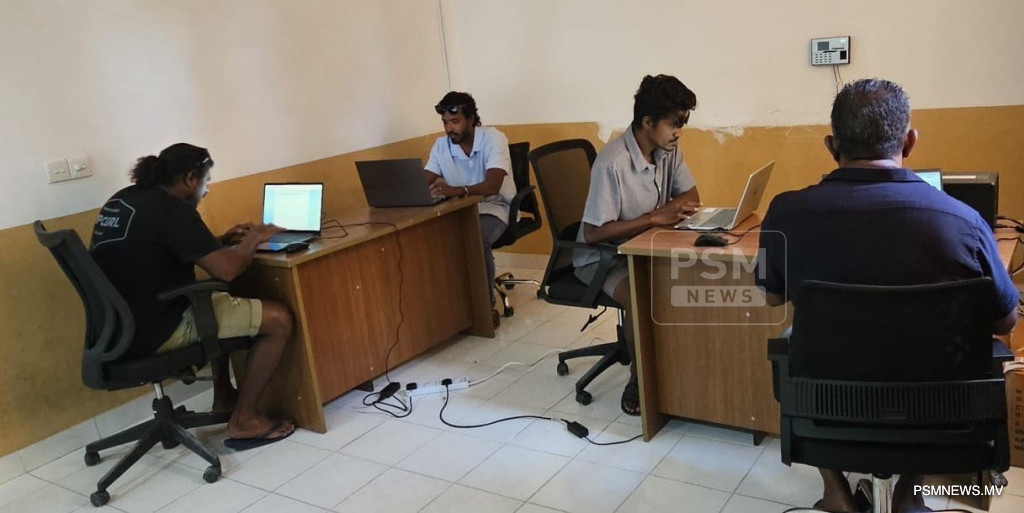 Maldives Certifies 12 New Guides to Protect Endangered Whale Sharks in South Ari