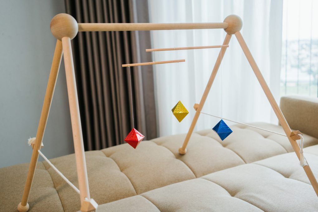 Kệ chữ A Montessori cho bé 0-3 tháng