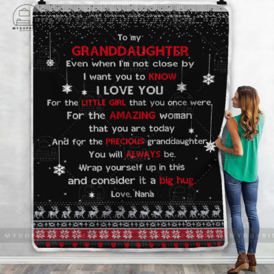 _Hi To My Granddaughter Even When I'm Not Closed By Verion Nana Fleece Blanket 4 194d26e9 1767 11eb a372 0242ac120002 mokup ao xanh optimized