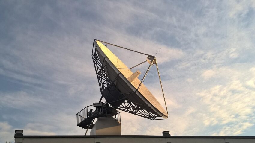 satellite dish 2801490 1280