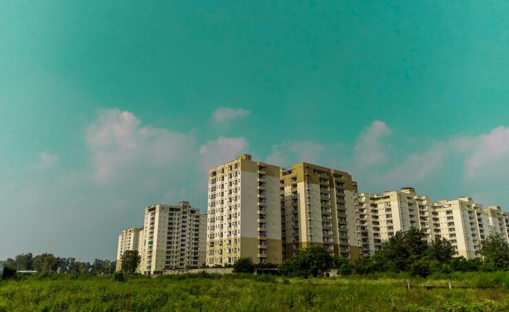 building field with blue sky background 663557 4 1