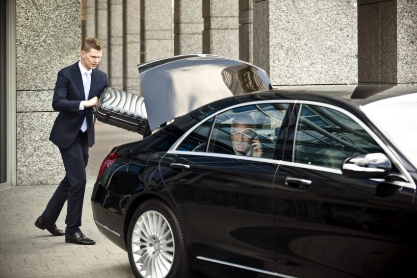 chauffeur inhuren koffer in auto