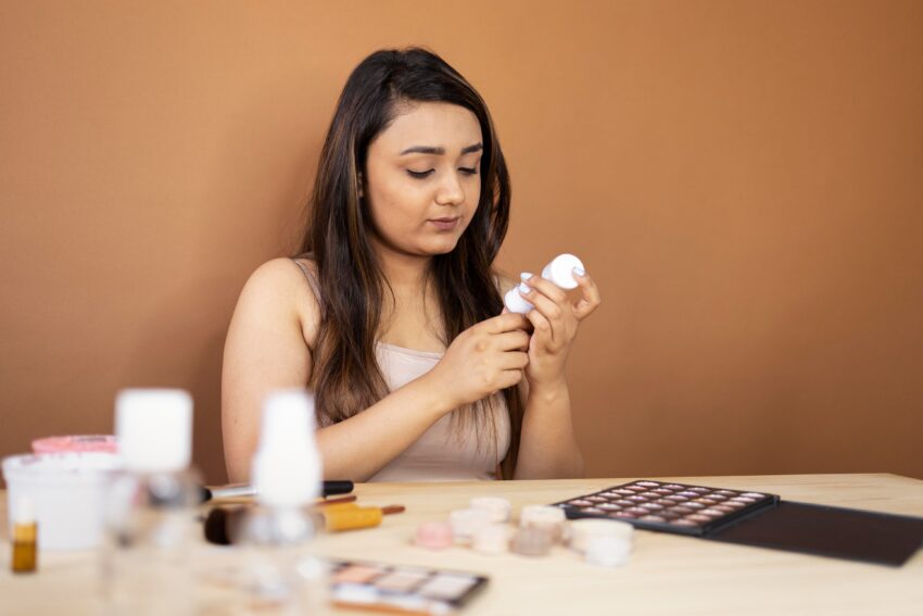 makeup artist vlogging her tutorials 1 1