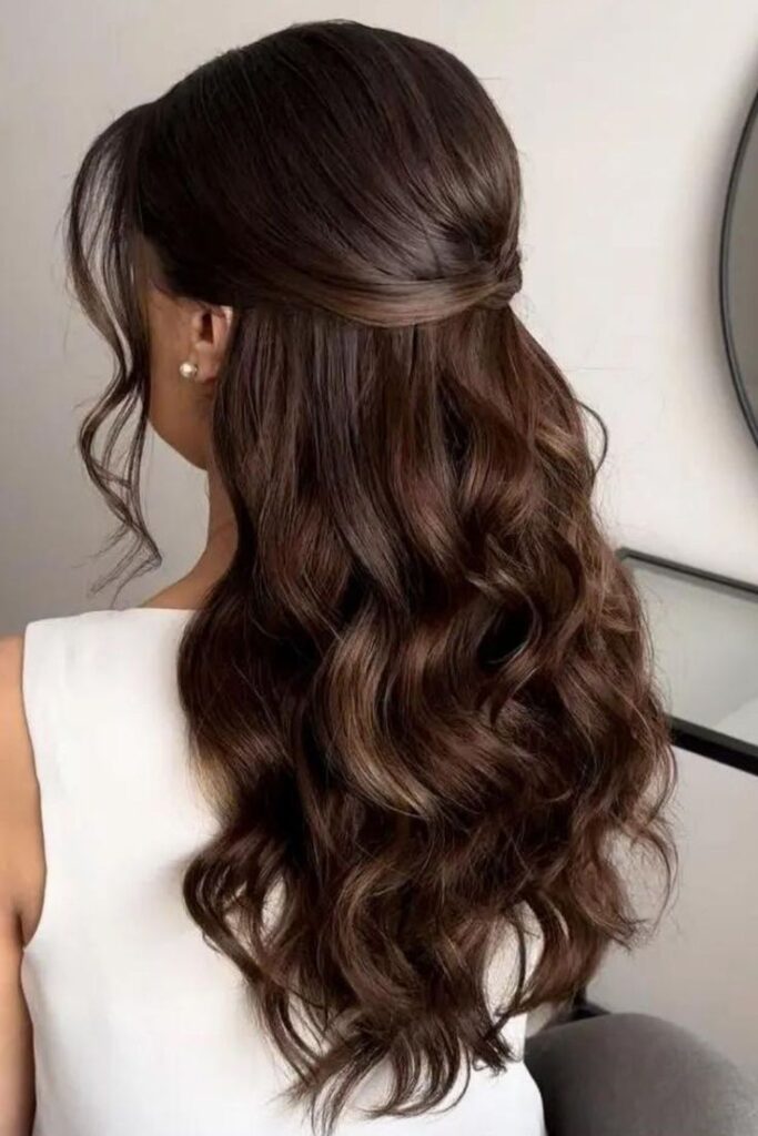 24 Hairstyles for Wavy Hair That Master the Mane 683x1024 1