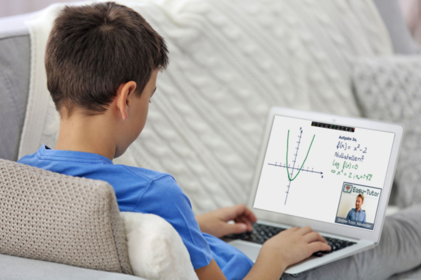 Mathe Nachhilfe Sch ler sitzt auf Couch und lernt mit Laptop