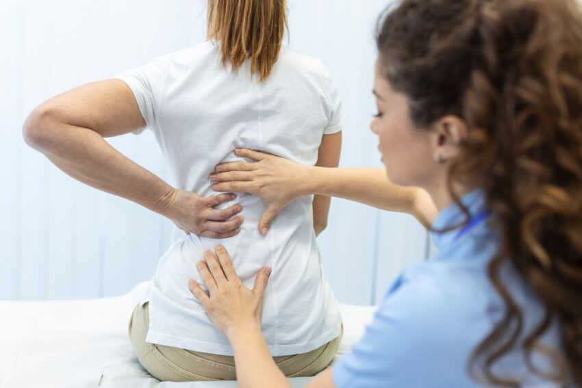 physiotherapist doing healing treatment womans back back pain patient treatment medical doctor massage therapistoffice syndrome