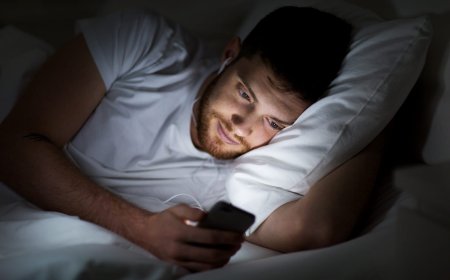 Study Reveals That Smartphones Cause Sleep Disorder