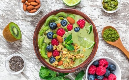 How to Make Smoothie Bowl with Nuts and Seeds