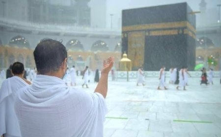Serene Scene at Holy Kaaba as Worshippers Pray in Light Rain