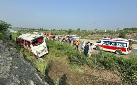 Islamabad–Lahore Motorway Bus Crash Leaves 8 Dead