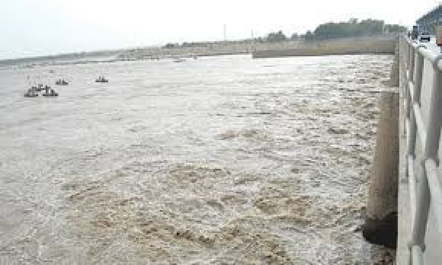 Indus River in Medium Flood at Major Barrages, Water Levels Surge