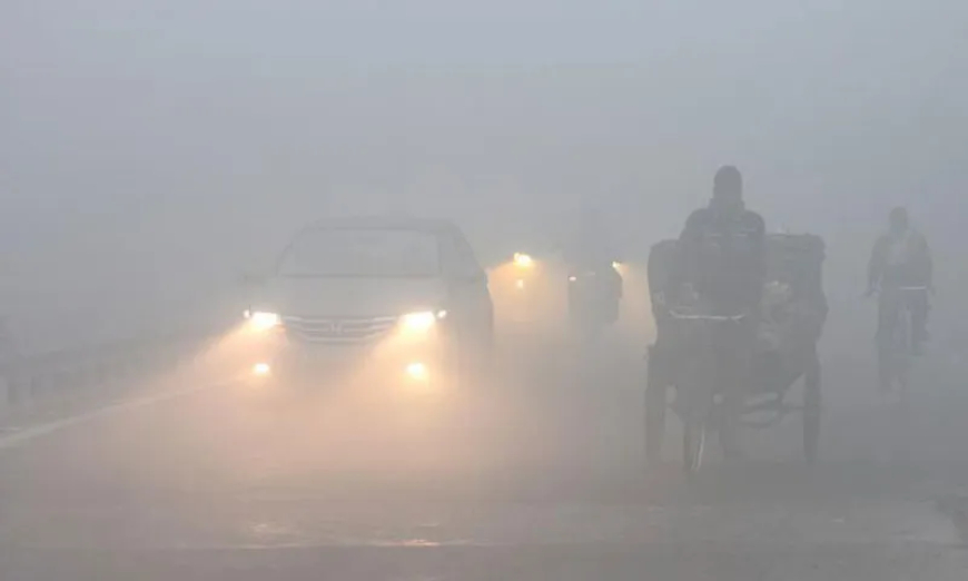 Dense Fog Paralyzes Islamabad–Rawalpindi: Roads, Rails and Flights Hit