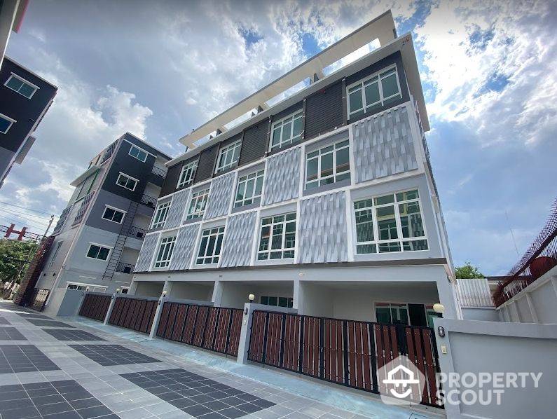 ทาวน์เฮาท์ 4 นอน ห้องใหญ่