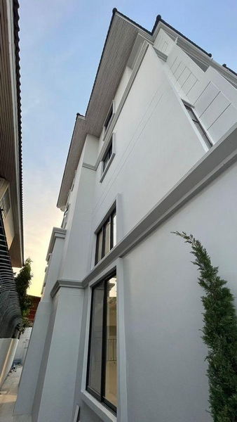 For Sale Bangkok Town House Chaloem Phrakiat Rama 9 MRT Si Udom Prawet BRE19164