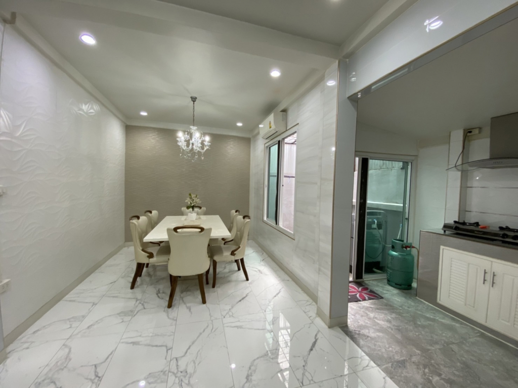 For Sale and Rent Bangkok Town House Ratchadaphisek MRT Sutthisan Huai Khwang BRE16382